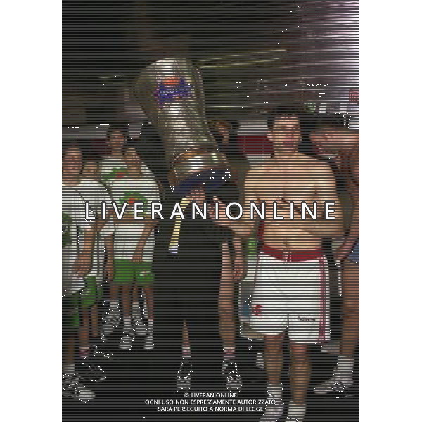 MILANO FINALE SCUDETTO STEFANEL MILANO .TEAM SISTEM BOLOGNA 1996 NELLA FOTO IL PRESIDENTE GIUSEPPE STEFANEL FESTEGGIA LA VITTORIA DEL 25 SCUDETTO CON I GIOCATORI CON FERNANDO GENTILE AG ALDO LIVERANI SAS
