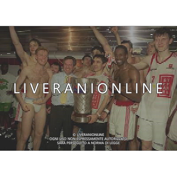 MILANO FINALE SCUDETTO STEFANEL MILANO .TEAM SISTEM BOLOGNA 1996 NELLA FOTO IL PRESIDENTE GIUSEPPE STEFANEL FESTEGGIA LA VITTORIA DEL 25 SCUDETTO CON I GIOCATORI AG ALDO LIVERANI SAS