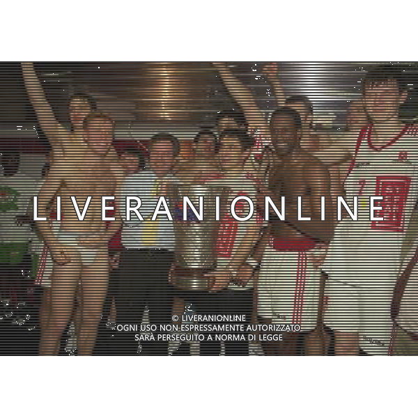 MILANO FINALE SCUDETTO STEFANEL MILANO .TEAM SISTEM BOLOGNA 1996 NELLA FOTO IL PRESIDENTE GIUSEPPE STEFANEL FESTEGGIA LA VITTORIA DEL 25 SCUDETTO CON I GIOCATORI AG ALDO LIVERANI SAS