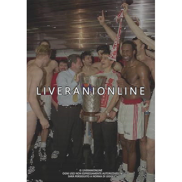 MILANO FINALE SCUDETTO STEFANEL MILANO .TEAM SISTEM BOLOGNA 1996 NELLA FOTO IL PRESIDENTE GIUSEPPE STEFANEL FESTEGGIA LA VITTORIA DEL 25 SCUDETTO CON I GIOCATORI CON BOGDAN TANJEVIC AG ALDO LIVERANI SAS
