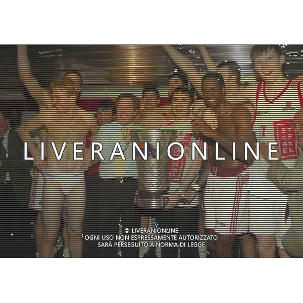 MILANO FINALE SCUDETTO STEFANEL MILANO .TEAM SISTEM BOLOGNA 1996 NELLA FOTO IL PRESIDENTE GIUSEPPE STEFANEL FESTEGGIA LA VITTORIA DEL 25 SCUDETTO CON I GIOCATORI AG ALDO LIVERANI SAS