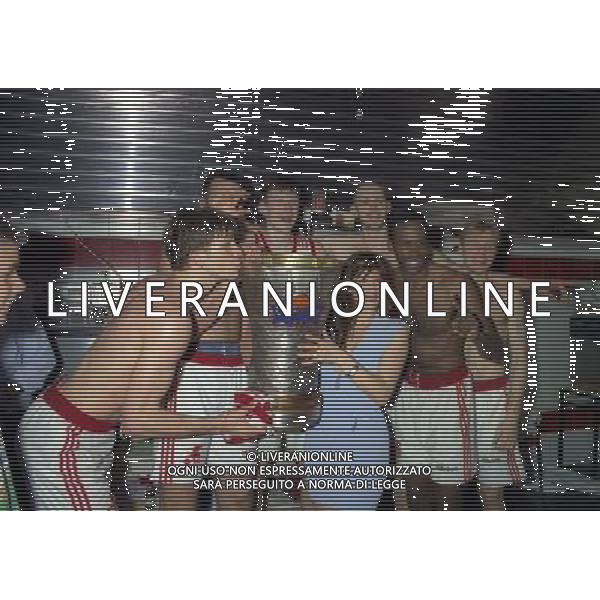 MILANO FINALE SCUDETTO STEFANEL MILANO .TEAM SISTEM BOLOGNA 1996 NELLA FOTO I GIOCATORI DELLA STEFANEL MILANO FESTEGGIANO LA VITTORIA DEL 25 SCUDETTO AG ALDO LIVERANI SAS