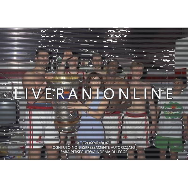 MILANO FINALE SCUDETTO STEFANEL MILANO .TEAM SISTEM BOLOGNA 1996 NELLA FOTO I GIOCATORI DELLA STEFANEL MILANO FESTEGGIANO LA VITTORIA DEL 25 SCUDETTO AG ALDO LIVERANI SAS