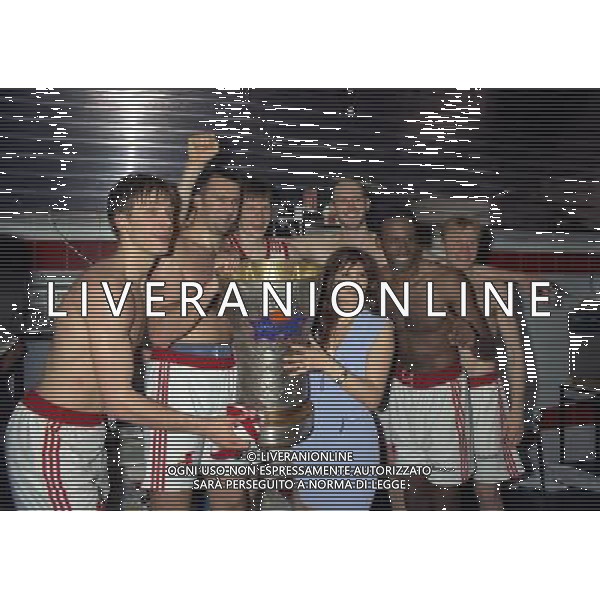 MILANO FINALE SCUDETTO STEFANEL MILANO .TEAM SISTEM BOLOGNA 1996 NELLA FOTO I GIOCATORI DELLA STEFANEL MILANO FESTEGGIANO LA VITTORIA DEL 25 SCUDETTO AG ALDO LIVERANI SAS