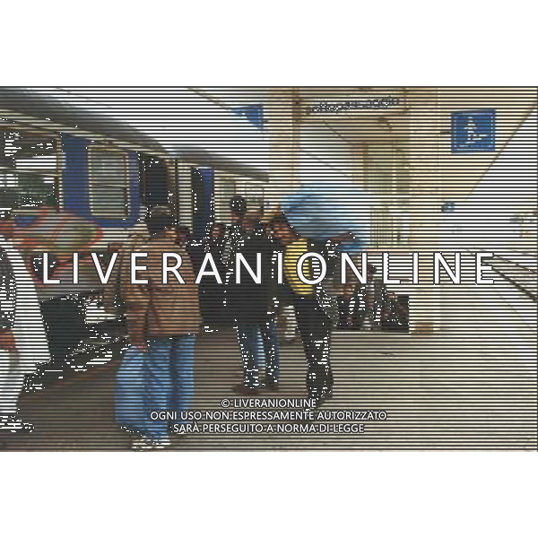 stazione di brescia immigrati che prendono il treno foto filippo venezia-Ag aldo liverani