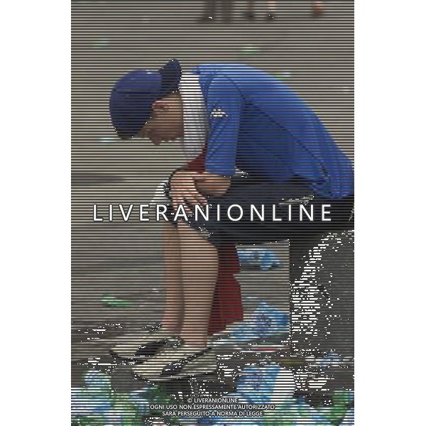 MILANO,18-06-02 DFP/MARCO LUSSOSO PIAZZA DUOMO, LA DELUSIONE DEI TIFOSI DOPO L\'ELIMINAZIONE DELL\'ITALIA. AG ALDO LIVERANI SAS