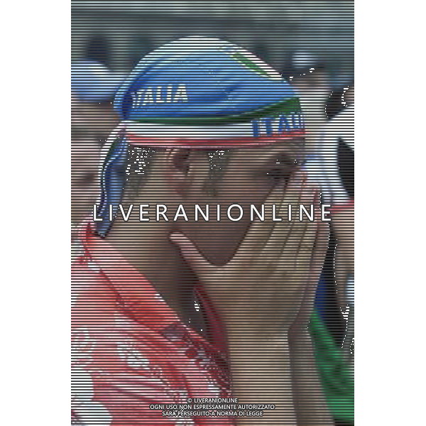 MILANO,18-06-02 DFP/MARCO LUSSOSO PIAZZA DUOMO, LA DELUSIONE DEI TIFOSI DOPO L\'ELIMINAZIONE DELL\'ITALIA. AG ALDO LIVERANI SAS