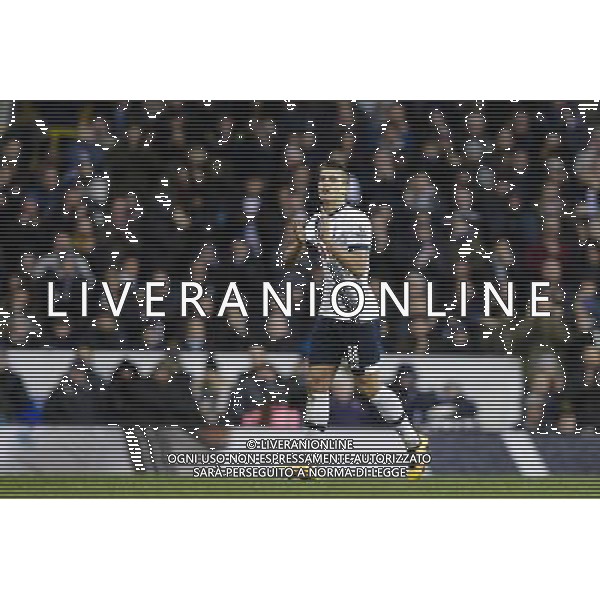 Tottenham Hotspur\'s Erik Lamela applauds the home fans on his substitution Photographer Craig Mercer/CameraSport Football - Barclays Premiership - Tottenham Hotspur v Watford - Saturday 6th February 2016 - White Hart Lane - London © CameraSport - 43 Linden Ave. Countesthorpe. Leicester. England. LE8 5PG - Tel: +44 (0) 116 277 4147 - admin@camerasport.com - www.camerasport.com AG ALDO LIVERANI SAS ONLY ITALY