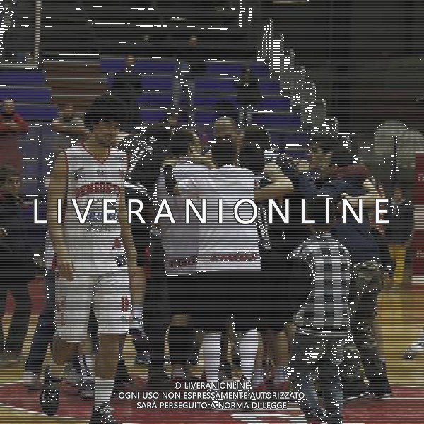 Basket serie B, Girone A, 20» giornata, NTS Basket Rimini Crabs vs Tramec Cento, 07/02/2016, nella foto: L\'ESULTANZA FINALE DEI CRABS, LA DELUSIONE DI LOCCI,Ph.CLAUDIO ZAMAGNI/AGENZIA ALDO LIVERANI S.A.S.
