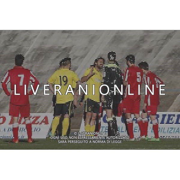 F.C. FORLí vs F.C.D. ALTOVICENTINO, Campionato di Calcio Serie D, Girone D, 26» giornata, 10/02/2016, nella foto: IL CAPITANO PERNA, DISCUTE CON L\'ARBITRO, ph.CLAUDIO ZAMAGNI/AGENZIA ALDO LIVERANI S.A.S.