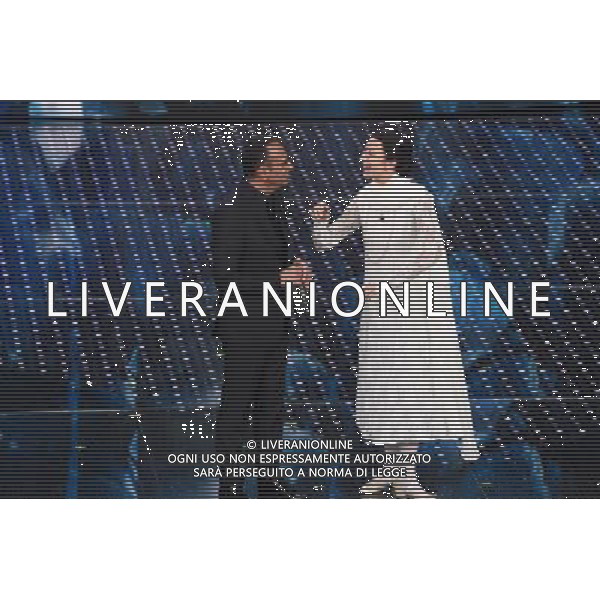 SECONDA SERATA 66mo FESTIVAL DELLA CANZONE ITALIANA DI SANREMO 10 FEBBRAIO 2016 NELLA FOTO CARLO CONTI CON VIRGINIA RAFFAELE ( CHE IMITA CARLA FRACCI ) ©GAZZANIGA / AGENZIA ALDO LIVERANI SAS 