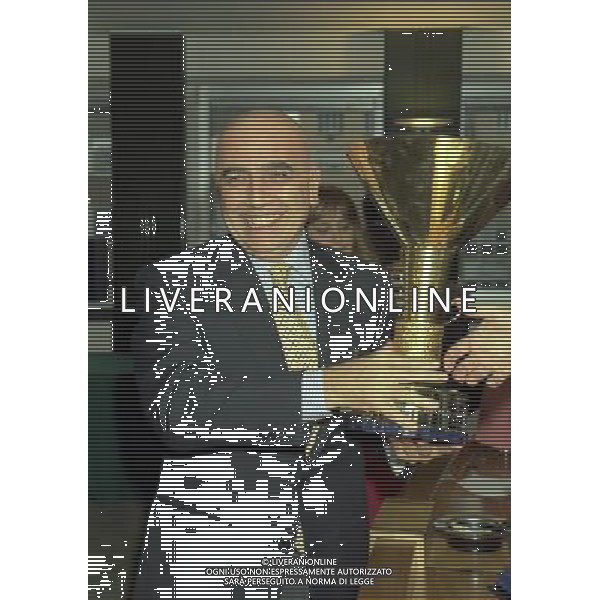MILANO 25-10-1996 LEGA CALCIO VIA ROSSELLINI PREMIAZIONE SOCIETA E PRESIDENTI NELLA FOTO ADRIANO GALLIANI CON LA COPPA DEL CAMPIONATO AG ALDO LIVERANI SAS