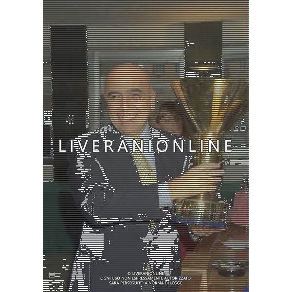 MILANO 25-10-1996 LEGA CALCIO VIA ROSSELLINI PREMIAZIONE SOCIETA E PRESIDENTI NELLA FOTO ADRIANO GALLIANI CON LA COPPA DEL CAMPIONATO AG ALDO LIVERANI SAS