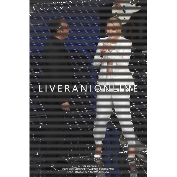 SECONDA SERATA 66mo FESTIVAL DELLA CANZONE ITALIANA DI SANREMO 10 FEBBRAIO 2016 NELLA FOTO ELLIE GOULDING CON CARLO CONTI ©GAZZANIGA / AGENZIA ALDO LIVERANI SAS 