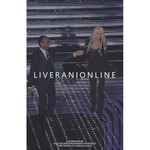TERZA SERATA 66mo FESTIVAL DELLA CANZONE ITALIANA DI SANREMO 11 FEBBRAIO 2016 NELLA FOTO CARLO CONTI CON VIRGINIA RAFFAELE ( CHE IMITA DONATELLA VERSACE ) © Gazzaniga / AGENZIA ALDO LIVERANI SAS 