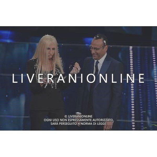 TERZA SERATA 66mo FESTIVAL DELLA CANZONE ITALIANA DI SANREMO 11 FEBBRAIO 2016 NELLA FOTO CARLO CONTI CON VIRGINIA RAFFAELE ( CHE IMITA DONATELLA VERSACE ) © Gazzaniga / AGENZIA ALDO LIVERANI SAS 