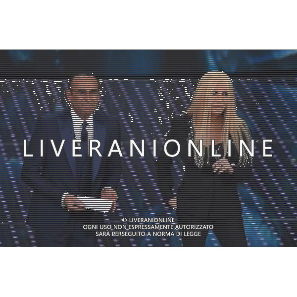 TERZA SERATA 66mo FESTIVAL DELLA CANZONE ITALIANA DI SANREMO 11 FEBBRAIO 2016 NELLA FOTO CARLO CONTI CON VIRGINIA RAFFAELE ( CHE IMITA DONATELLA VERSACE ) © Gazzaniga / AGENZIA ALDO LIVERANI SAS 