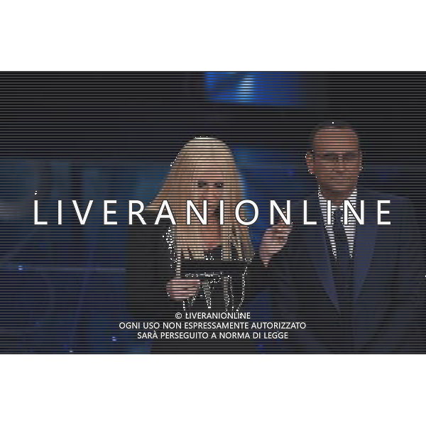 TERZA SERATA 66mo FESTIVAL DELLA CANZONE ITALIANA DI SANREMO 11 FEBBRAIO 2016 NELLA FOTO CARLO CONTI CON VIRGINIA RAFFAELE ( CHE IMITA DONATELLA VERSACE ) © Gazzaniga / AGENZIA ALDO LIVERANI SAS 