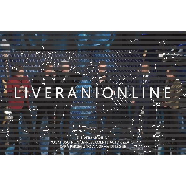 TERZA SERATA 66mo FESTIVAL DELLA CANZONE ITALIANA DI SANREMO 11 FEBBRAIO 2016 NELLA FOTO CARLO CONTI CON I POOH - Riccardo Fogli, Red Canzian, Roby Facchinetti, Dodi Battaglia e Stefano D\'Orazio © Gazzaniga / AGENZIA ALDO LIVERANI SAS 