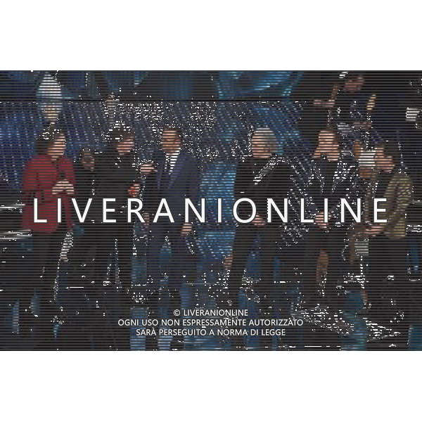 TERZA SERATA 66mo FESTIVAL DELLA CANZONE ITALIANA DI SANREMO 11 FEBBRAIO 2016 NELLA FOTO CARLO CONTI CON I POOH - Riccardo Fogli, Red Canzian, Roby Facchinetti, Dodi Battaglia e Stefano D\'Orazio © Gazzaniga / AGENZIA ALDO LIVERANI SAS 