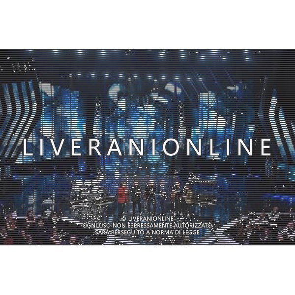 TERZA SERATA 66mo FESTIVAL DELLA CANZONE ITALIANA DI SANREMO 11 FEBBRAIO 2016 NELLA FOTO CARLO CONTI CON I POOH - Riccardo Fogli, Red Canzian, Roby Facchinetti, Dodi Battaglia e Stefano D\'Orazio © Gazzaniga / AGENZIA ALDO LIVERANI SAS 
