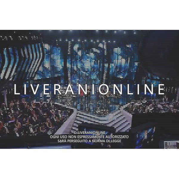 TERZA SERATA 66mo FESTIVAL DELLA CANZONE ITALIANA DI SANREMO 11 FEBBRAIO 2016 NELLA FOTO CARLO CONTI CON I POOH - Riccardo Fogli, Red Canzian, Roby Facchinetti, Dodi Battaglia e Stefano D\'Orazio © Gazzaniga / AGENZIA ALDO LIVERANI SAS 