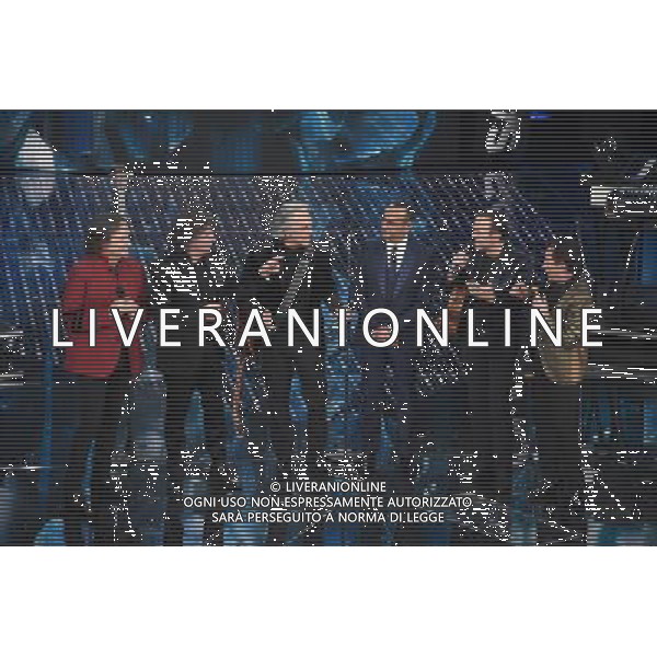 TERZA SERATA 66mo FESTIVAL DELLA CANZONE ITALIANA DI SANREMO 11 FEBBRAIO 2016 NELLA FOTO CARLO CONTI CON I POOH - Riccardo Fogli, Red Canzian, Roby Facchinetti, Dodi Battaglia e Stefano D\'Orazio © Gazzaniga / AGENZIA ALDO LIVERANI SAS 