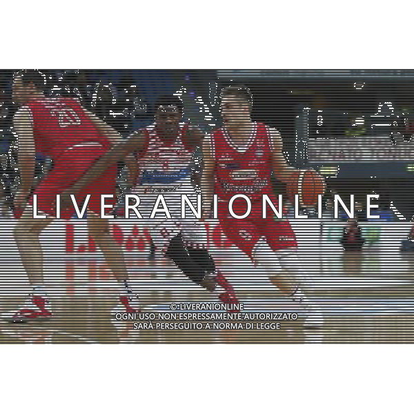 Lega Basket serie A, 5» giornata di ritorno, Consultinvest Pesaro vs Grissin Bon Reggio Emilia 14/02/2016 nella foto: DE NICOLAO MARCATO DA CHRISTON, ph.CLAUDIO ZAMAGNI/AGENZIA ALDO LIVERANI S.A.S.