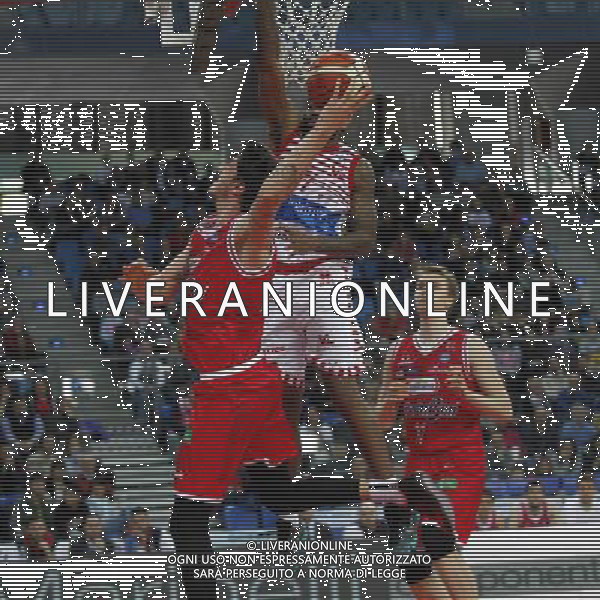 Lega Basket serie A, 5» giornata di ritorno, Consultinvest Pesaro vs Grissin Bon Reggio Emilia 14/02/2016 nella foto: POLONARA AL FERRO INTERCETTATO DA LACEY, ph.CLAUDIO ZAMAGNI/AGENZIA ALDO LIVERANI S.A.S.