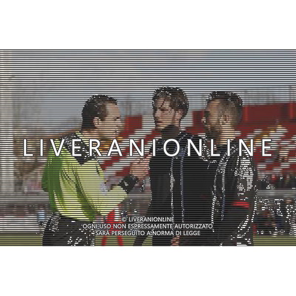RIMINI vs ROBUR SIENA, Campionato di Calcio Lega Pro, Girone B, 22» giornata, 14/02/2016, nella foto: L\'ARBITRO IVAN ROBILOTTA, RIMPROVERA BURRAI, ph.CLAUDIO ZAMAGNI/AGENZIA ALDO LIVERANI S.A.S.