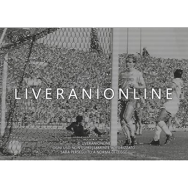 RETROSPETTIVA VINCENZO D\'AMICO CALCIATORE NELLA FOTO VNCENZO D\'AMICO CON LA MAGLIA DELLA LAZIO IL GOAL CONTRO IL NAPOLI AG ALDO LIVERANI SAS