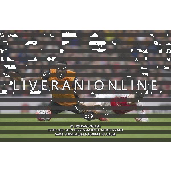 Hull City\'s Adama Diomande is fouled by Arsenal\'s Laurent Koscielny Photographer Ashley Western/CameraSport Football - The FA Cup Fifth Round - Arsenal v Hull City - Saturday 20th February 2016 - Emirates Stadium - London © CameraSport - 43 Linden Ave. Countesthorpe. Leicester. England. LE8 5PG - Tel: +44 (0) 116 277 4147 - admin@camerasport.com - www.camerasport.com / AGENZIA ALDO LIVERANI SAS - EDITORIAL USE ONLY 