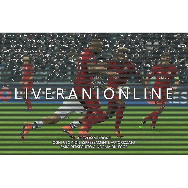 UEFA Champions League 2015/2016 Ottavi di Finale Torino - 23.02.2016 Juventus-Bayern Monaco Nella Foto:contatto in area fra paulo dybala e arturo vidal /Ph.Vitez-Ag. Aldo Liverani