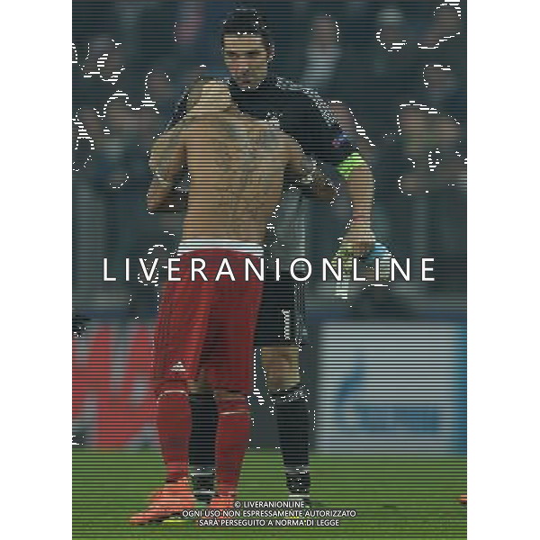 UEFA Champions League 2015/2016 Ottavi di Finale Torino - 23.02.2016 Juventus-Bayern Monaco Nella Foto: abbraccio tra arturo vidal e gianluigi buffon a fine gara /Ph.Vitez-Ag. Aldo Liverani