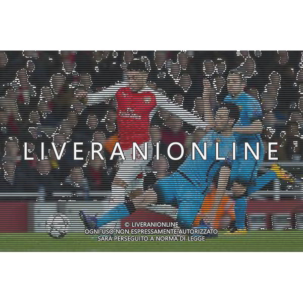 Arsenal\'s Alex Oxlade-Chamberlain rides the challenge of Barcelona\'s Sergio Busquets Photographer Craig Mercer/CameraSport Football - UEFA Champions League Round of 16 - Arsenal v Barcelona - Tuesday 23rd February 2016 - Emirates Stadium - London © CameraSport - 43 Linden Ave. Countesthorpe. Leicester. England. LE8 5PG - Tel: +44 (0) 116 277 4147 - admin@camerasport.com - www.camerasport.com AG ALDO LIVERANI SAS ONLY ITALY