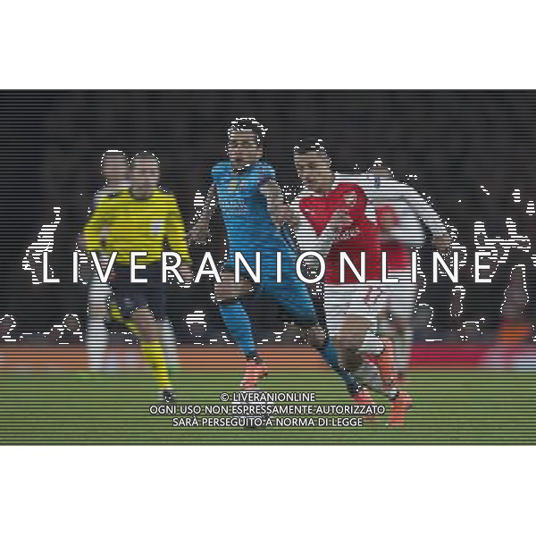 Arsenal\'s Alexis Sanchez holds off the challenge from Barcelona\'s Daniel Alves Photographer Craig Mercer/CameraSport Football - UEFA Champions League Round of 16 - Arsenal v Barcelona - Tuesday 23rd February 2016 - Emirates Stadium - London © CameraSport - 43 Linden Ave. Countesthorpe. Leicester. England. LE8 5PG - Tel: +44 (0) 116 277 4147 - admin@camerasport.com - www.camerasport.com AG ALDO LIVERANI SAS ONLY ITALY