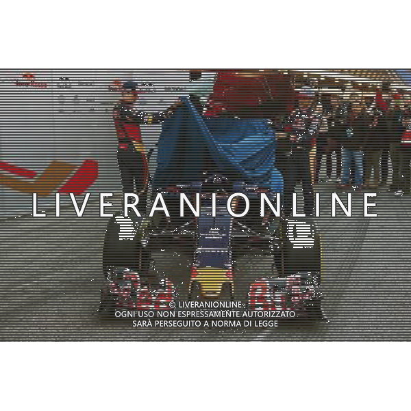 (L to R): Max Verstappen (NLD) Scuderia Toro Rosso and Carlos Sainz Jr (ESP) Scuderia Toro Rosso unveil the livery for the Scuderia Toro Rosso STR11. 01.03.2016. Formula One Testing, Day One, Barcelona, Spain. Tuesday. / AGENZIA ALDO LIVERANI SAS - ITALY ONLY EDITORIAL USE ONLY