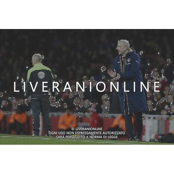 Arsenal manager Arsene Wenger shouts instructions to his team from the dug-out Photographer Craig Mercer/CameraSport Football - Barclays Premiership - Arsenal v Swansea City - Wednesday 2nd March 2016 - Emirates Stadium - London © CameraSport - 43 Linden Ave. Countesthorpe. Leicester. England. LE8 5PG - Tel: +44 (0) 116 277 4147 - admin@camerasport.com - www.camerasport.com AG ALDO LIVERANI SAS ONLY ITALY
