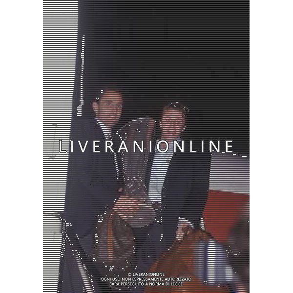 RETROSPETTIVA SERGIO BATTISTINI CALCIATORE NELLA FOTO SERGIO BATTISTINI CON ANTONIO PAGANIN E LA COPPA UEFA VINTA CON L INTER AG ALDO LIVERANI SAS