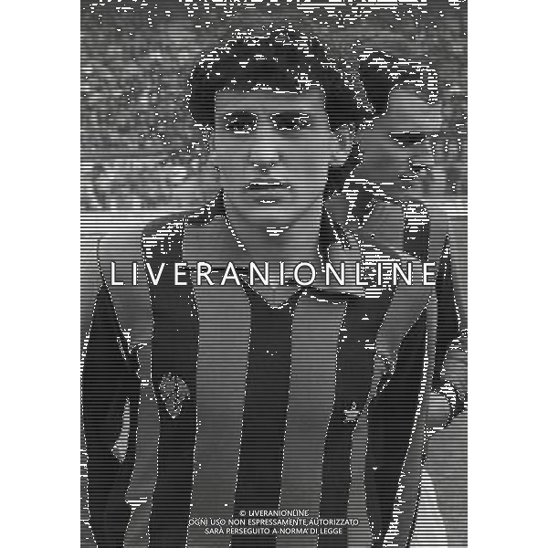 RETROSPETTIVA SERGIO BATTISTINI CALCIATORE NELLA FOTO SERGIO BATTISTINI CON LAMAGLIA DEL MILAN AG ALDO LIVERANI SAS