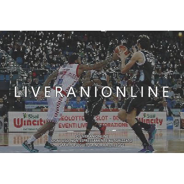Lega Basket serie A, 6» giornata di ritorno, Consultinvest Pesaro vs Dolomiti Energia Trento 09/03/2016 nella foto: LACEY, INTERCETTA IL PASSAGGIO, ©CLAUDIO ZAMAGNI/AGENZIA ALDO LIVERANI S.A.S.