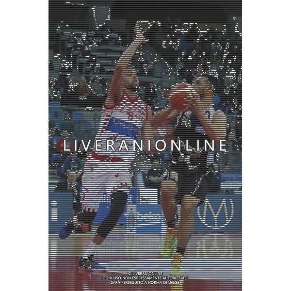 Lega Basket serie A, 6» giornata di ritorno, Consultinvest Pesaro vs Dolomiti Energia Trento 09/03/2016 nella foto: LOCKETT, MARCATO DA DAYE, ©CLAUDIO ZAMAGNI/AGENZIA ALDO LIVERANI S.A.S.