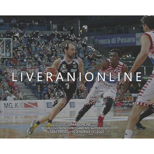 Lega Basket serie A, 6» giornata di ritorno, Consultinvest Pesaro vs Dolomiti Energia Trento 09/03/2016 nella foto: POETA, CHRISTON, COMPETONO PER LA PALLA, ©CLAUDIO ZAMAGNI/AGENZIA ALDO LIVERANI S.A.S.