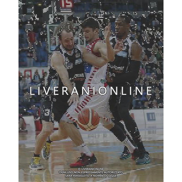 Lega Basket serie A, 6» giornata di ritorno, Consultinvest Pesaro vs Dolomiti Energia Trento 09/03/2016 nella foto: POETA, MARCATO DA BASILE, ©CLAUDIO ZAMAGNI/AGENZIA ALDO LIVERANI S.A.S.
