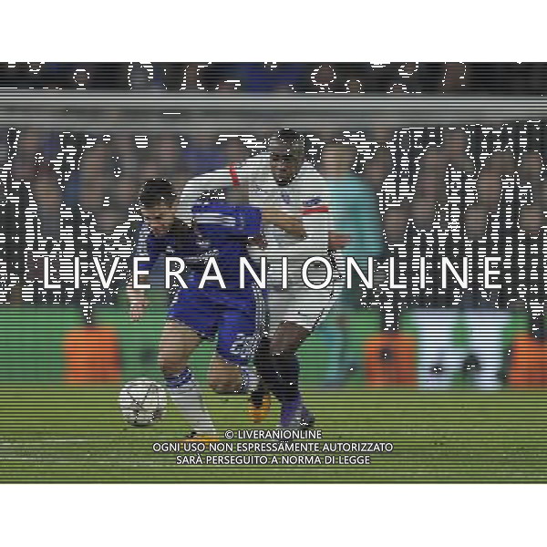 Chelsea\'s Cesar Azpilicueta holds off the challenge from Paris Saint-Germain\'s Blaise Matuidi Photographer Ashley Western/CameraSport Football - UEFA Champions League Round of 16 Second Leg - Chelsea v Paris Saint-Germain - Wednesday 9th March 2016 - Stamford Bridge - London © CameraSport - 43 Linden Ave. Countesthorpe. Leicester. England. LE8 5PG - Tel: +44 (0) 116 277 4147 - admin@camerasport.com - www.camerasport.com AG ALDO LIVERANI SAS ONLY ITALY