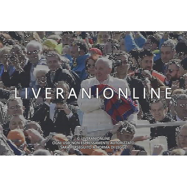 Vaticano Udienza Giubilare Piazza San Pietro - 12.03.2016 - nella foto: Papa Francesco riceve una maglia da un fedele / Ph. Corradetti - Ag. Aldo Liverani sas