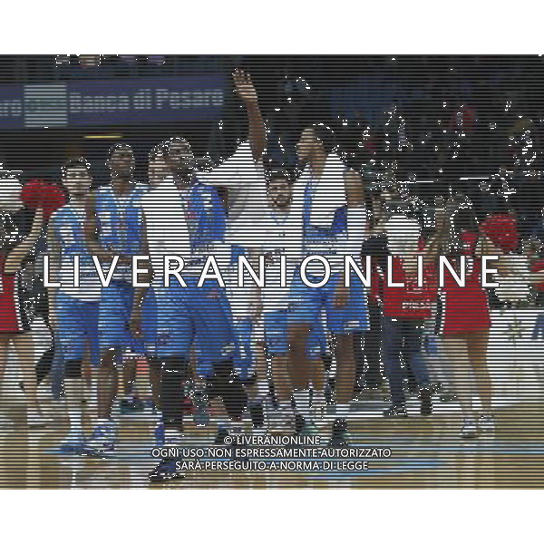 Lega Basket serie A, 7» giornata di ritorno, Consultinvest Pesaro vs Banco di Sardegna Sassari 13/03/2016 nella foto: MITCHELL, E LA SQUADRA DE L SASSARI, SALUTANO I TIFOSI, ©CLAUDIO ZAMAGNI/AGENZIA ALDO LIVERANI S.A.S.