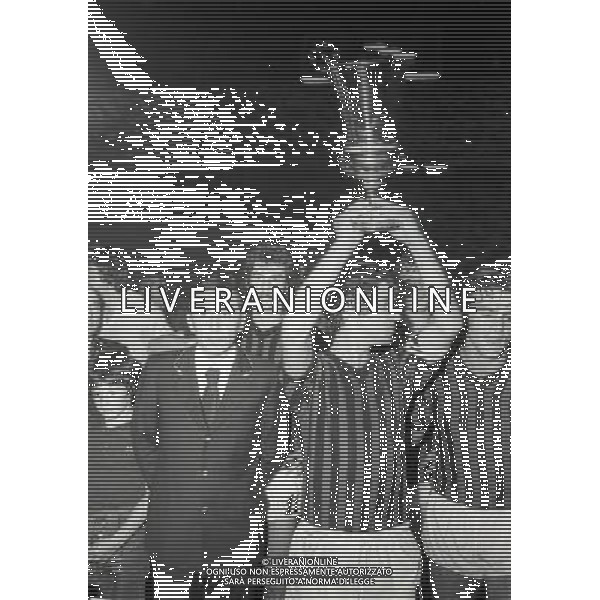 Domenica 3 luglio 1977-Finale Coppa Italia 76-77 STADIO SAN SIRO MILAN INTER NELLA FOTO GIANNI RIVERA CON LA COPPA ITALIA AG ALDO LIVERANI SAS 