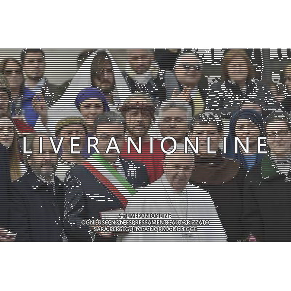 Vaticano Udienza Generale Piazza San Pietro - 16.03.2016 - nella foto: Papa Francesco con dei figuranti / Ph. Corradetti - Ag. Aldo Liverani sas / AGENZIA ALDO LIVERANI SAS