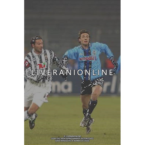 torino 09/01/02 coppa italia 2001/02 juventus - atalanta nella foto mark iuliano/colombo corrado foto aldo liverani